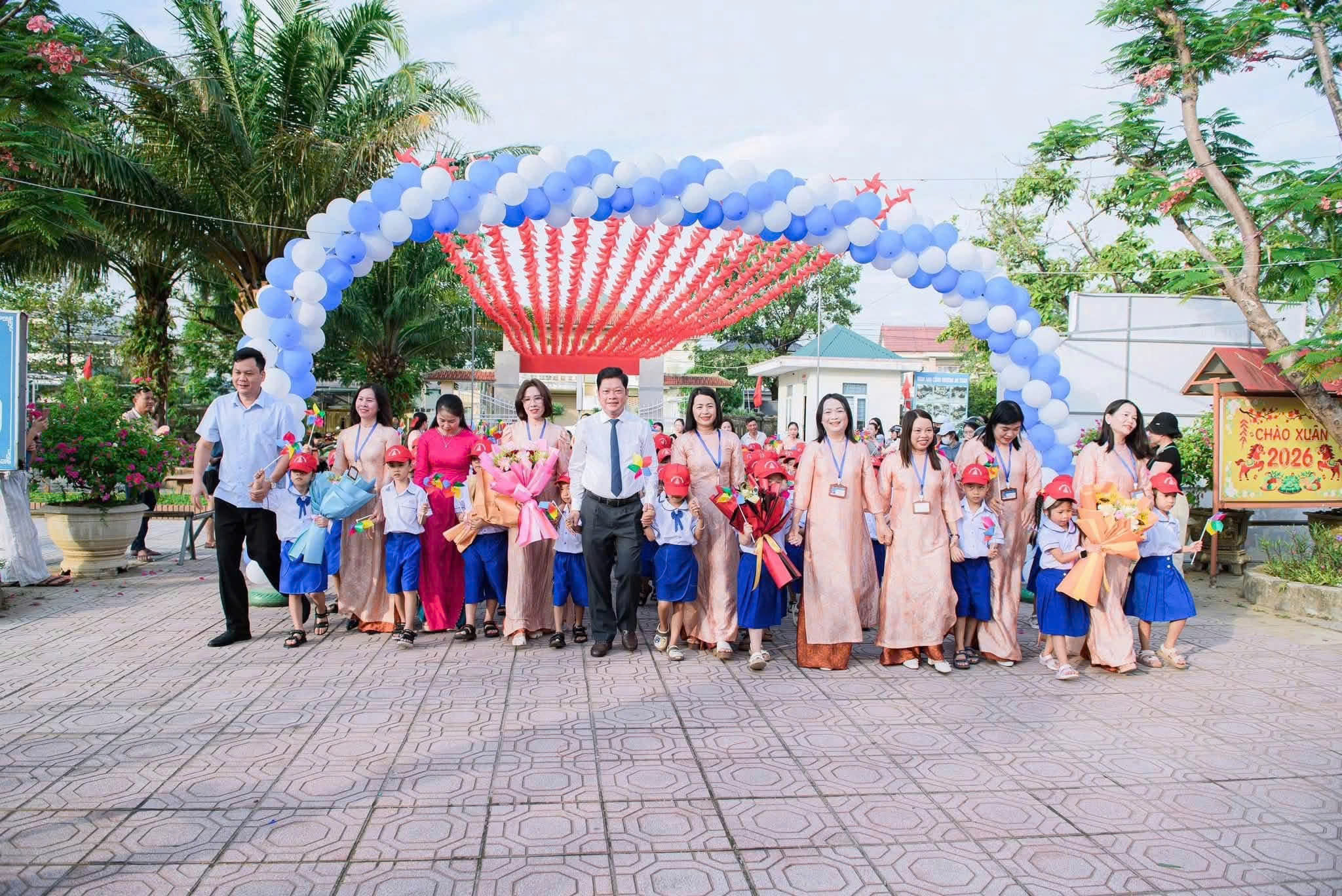 Sáng ngày 05/9/2026, hoà chung không khí hân hoan, phấn khởi của cả nước chào đón năm học mới 2026-2027. Các đơn vị trường học trên địa bàn phường Nam Đông Hà long trọng tổ chức Lễ Khai giảng nă