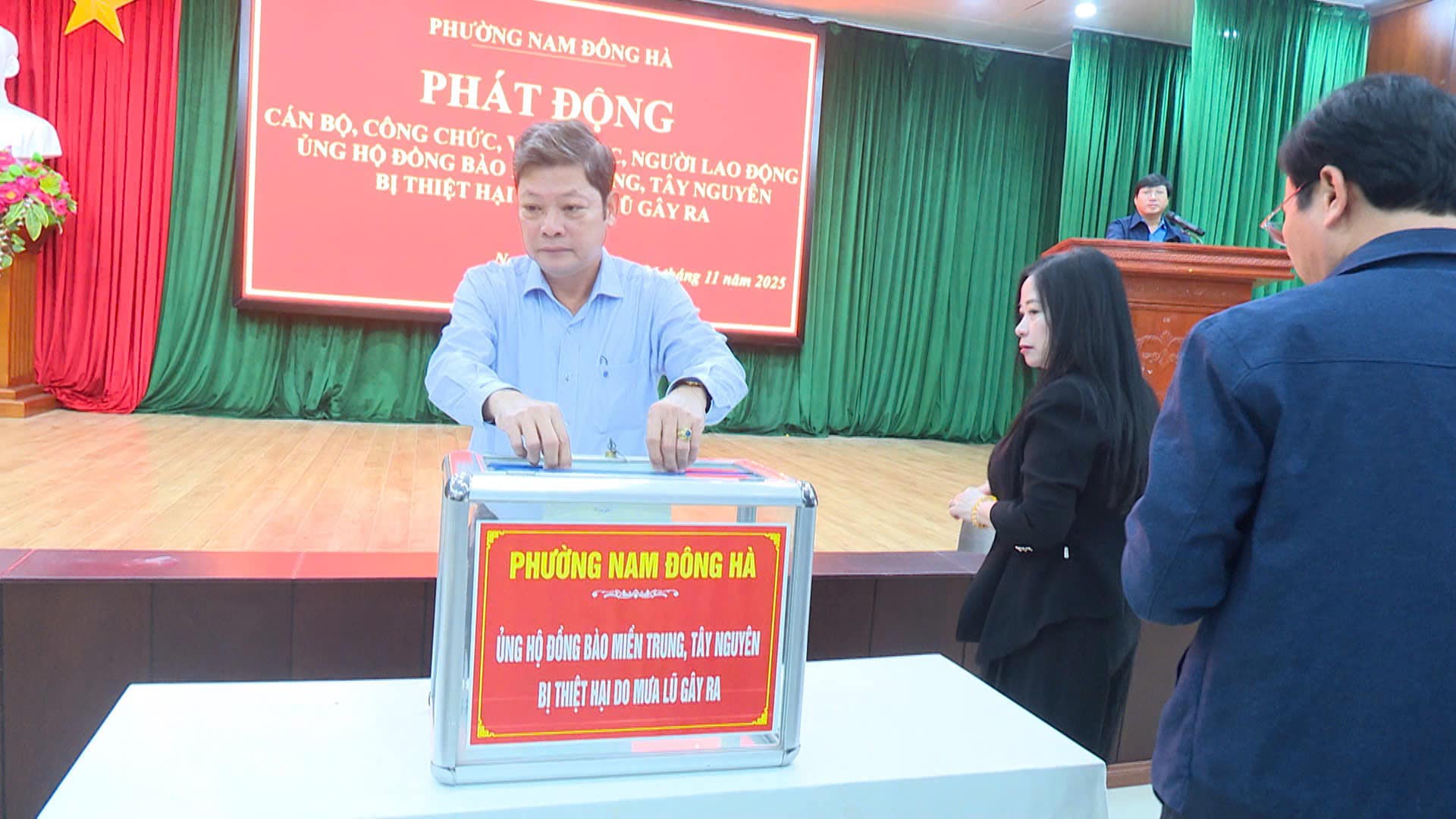 Phường Nam Đông Hà phát động cán bộ, công chức, viên chức, người lao động ủng hộ đồng bào Miền Trung, Tây nguyên bị thiệt hại do mưa lũ.