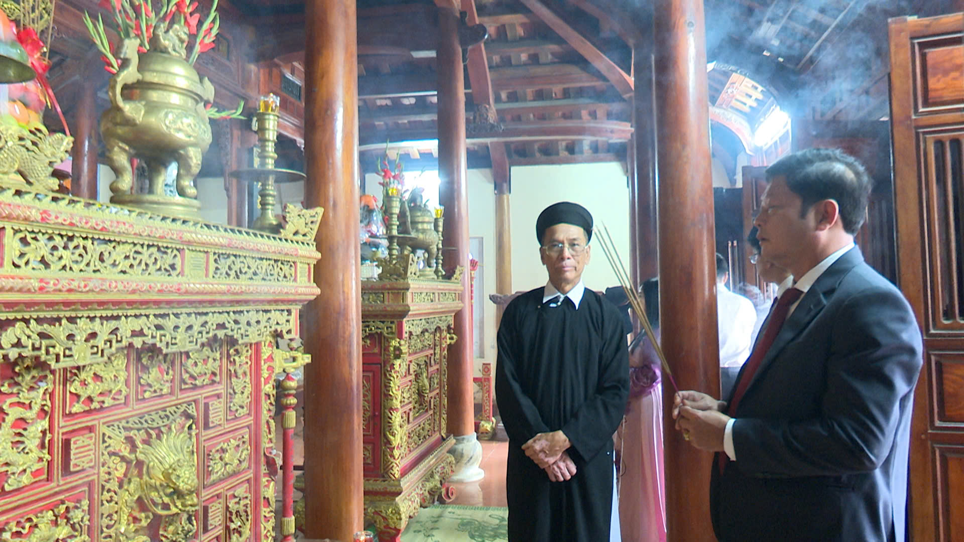 Lãnh đạo phường Nam Đông Hà dâng hương tưởng nhớ các thế hệ đảng viên tiền bối nhân kỷ niệm 96 năm ngày thành lập Đảng Cộng sản Việt Nam 3/2