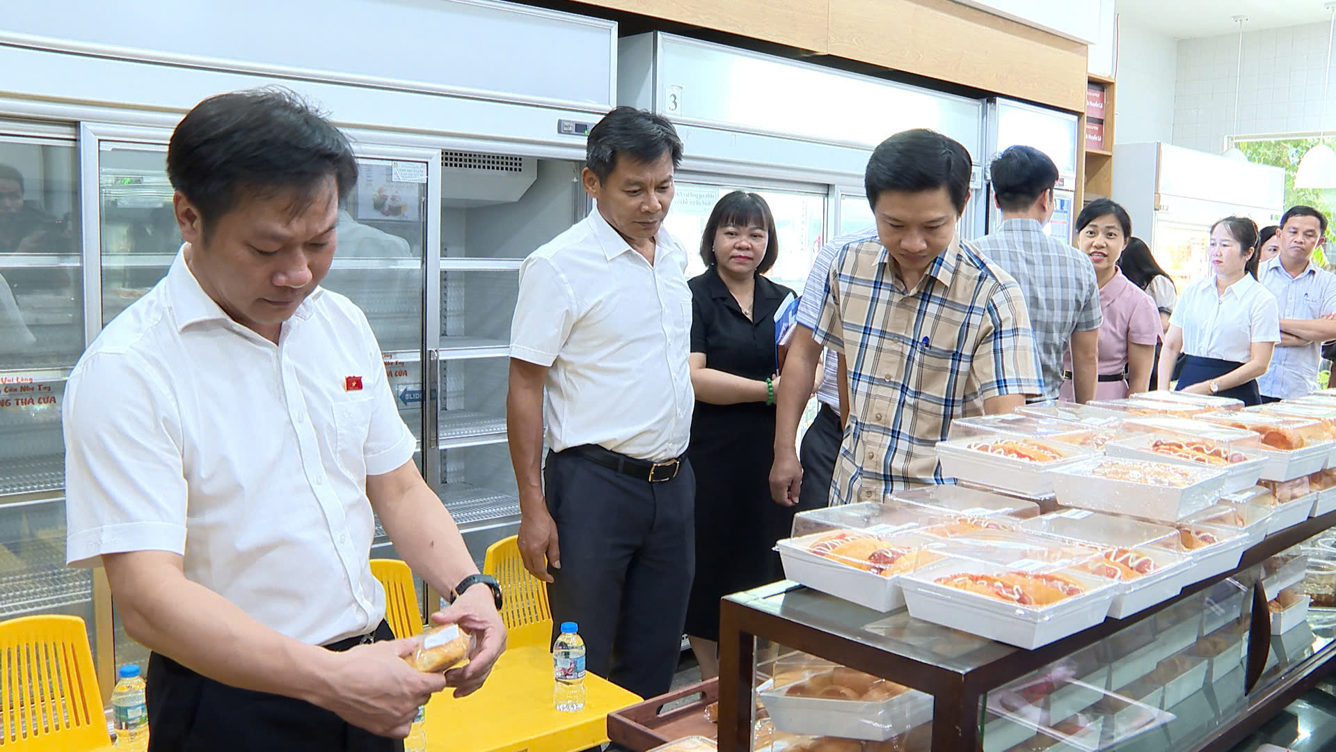 Đoàn đại biểu Quốc hội tỉnh Quảng Trị giám sát tình hình thực hiện quy định pháp luật về an toàn thực phẩm tại phường Nam Đông Hà