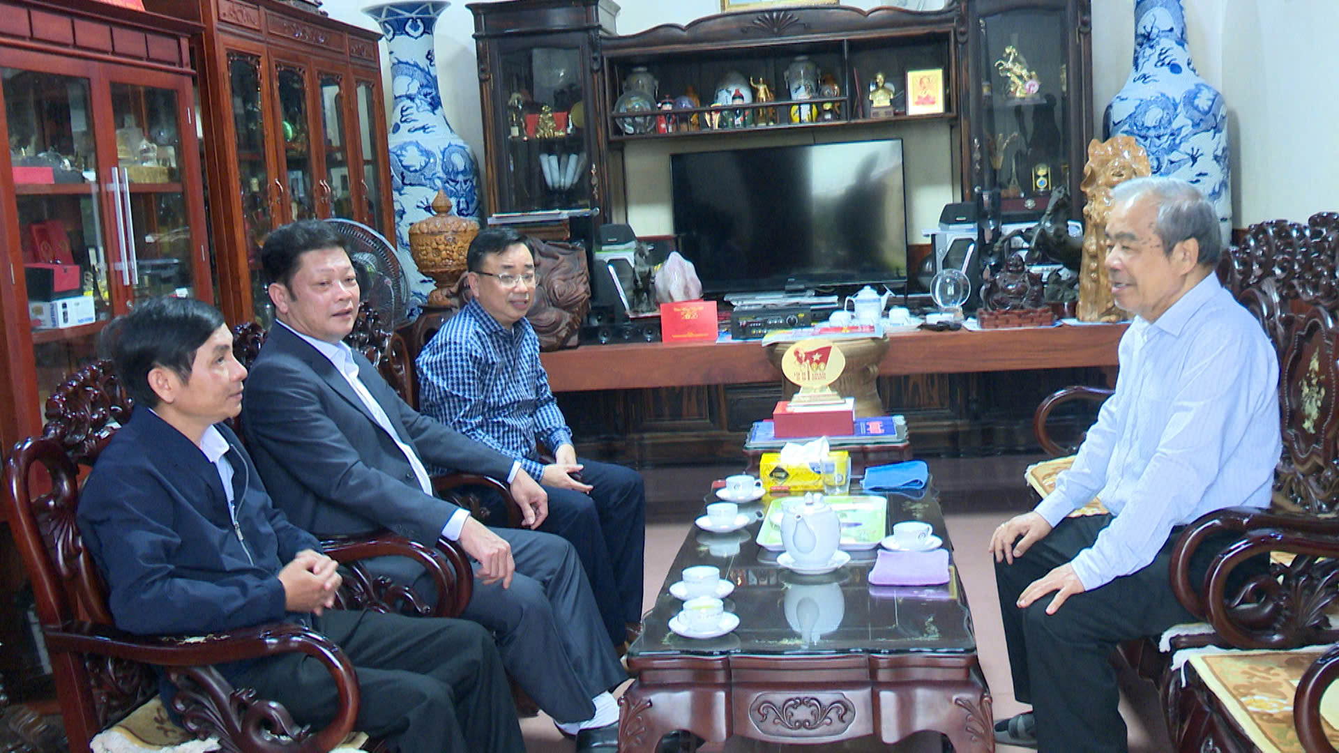 Lãnh đạo phường Nam Đông Hà thăm, tặng quà các đồng chí nguyên lãnh đạo tỉnh và các Đảng viên lão thành cách mạng trên địa bàn