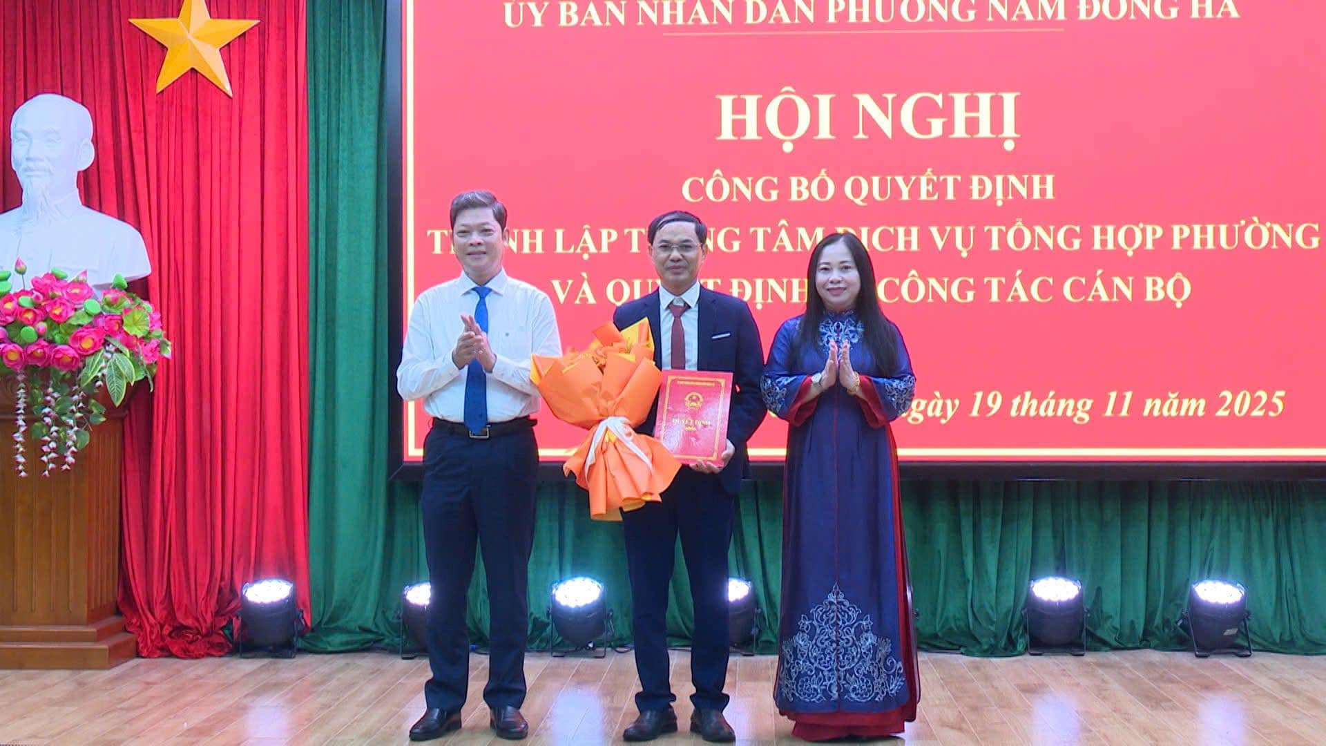 Ủy ban nhân dân phường Nam Đông Hà công bố quyết định thành lập Trung tâm Dịch vụ tổng hợp và trao quyết định về công tác cán bộ.