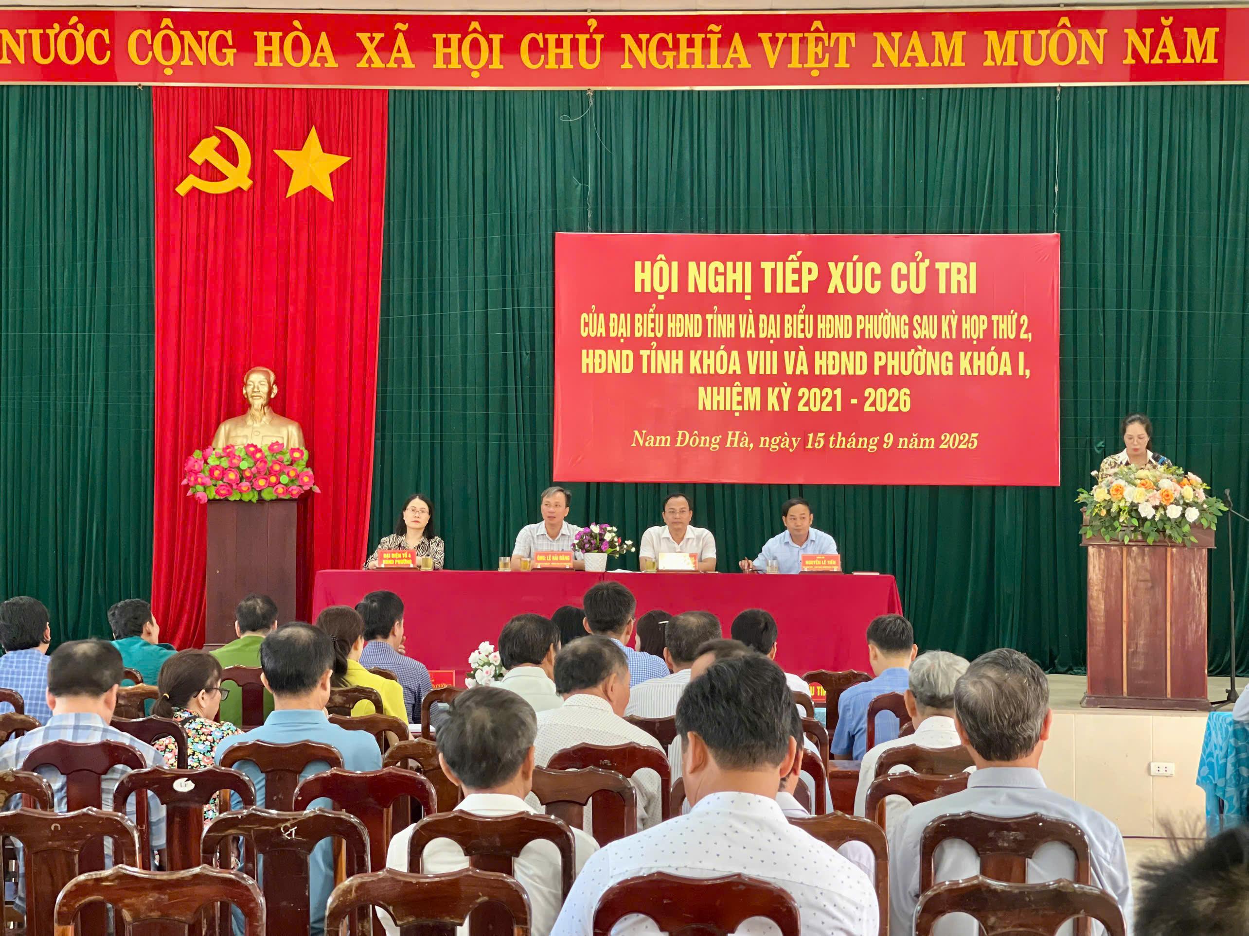 Đại biểu HĐND tỉnh và đại biểu HĐND phường Nam Đông Hà tiếp xúc cử tri sau kỳ họp thường lệ giữa năm 2025