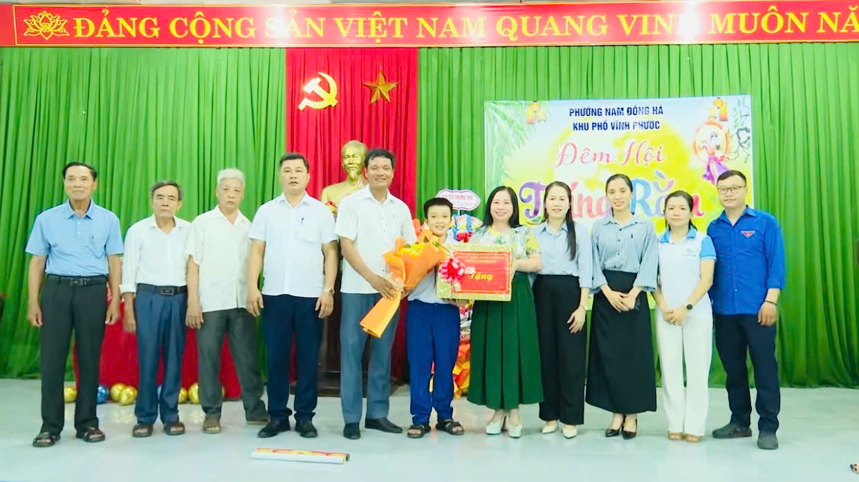 Phường Nam Đông Hà tổ chức thăm, tặng quà thiếu nhi nhân dịp Tết Trung thu 2025